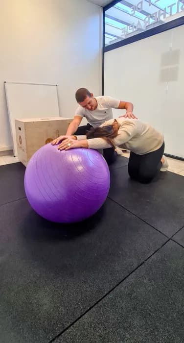 Renforcement sur gym ball au cabinet